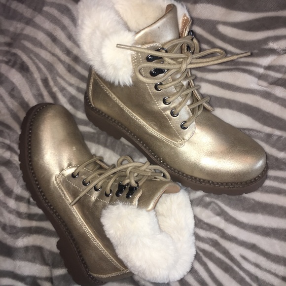 NWT Women’s gold fur boots 7.5 or 8 us - Picture 1 of 6